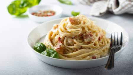 PO RECEPTU GORDONA REMZIJA: Prava italijanska pasta karbonara, veoma brzo i lako! (VIDEO)