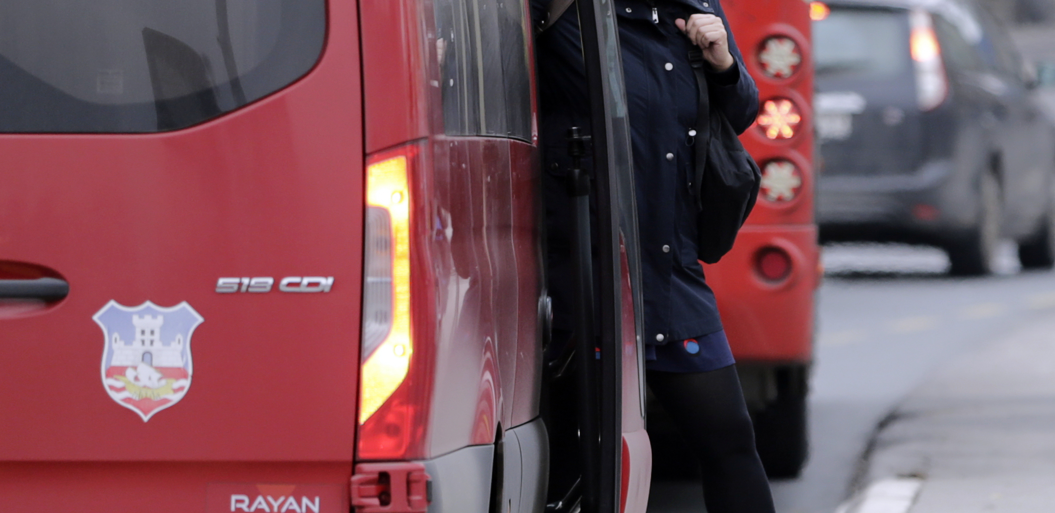 INCIDENT U BEOGRADU Drogirani i pijani maltretirali i psovali putnike u autobusu, policija hitno reagovala