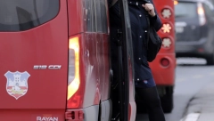 PUTNICI SE ZALEDILI OD STRAHA Incident u autobusu 31, jutros muškarac divljao i puštao klipove masakra na Vračaru