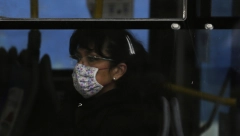 UHAPŠEN DŽEPAROŠ SA VOŽDOVCA "Operisao" po gradskom prevozu: Krao novčanike i dokumenta!