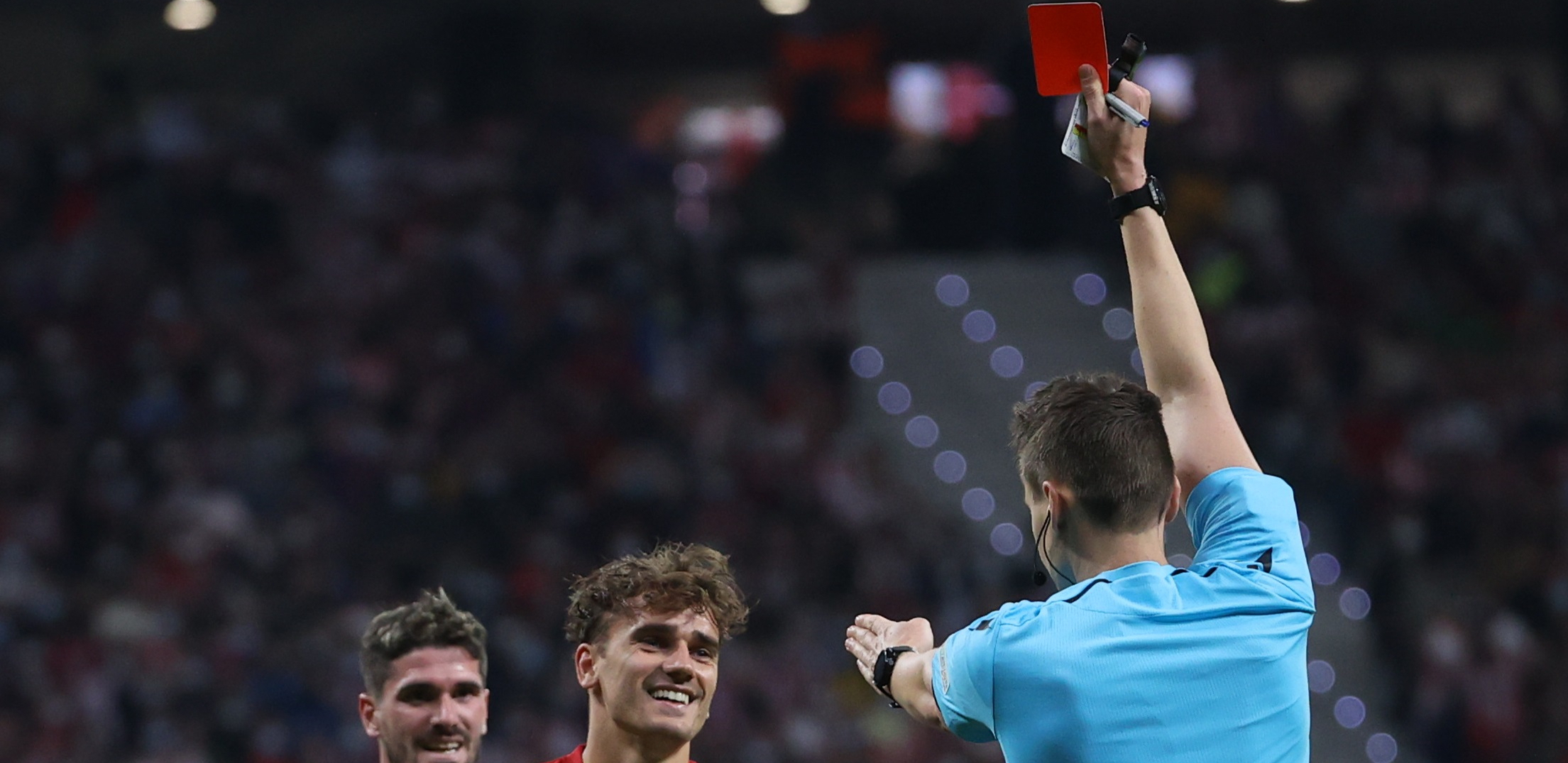 NEVEROVATNO Umalo mu je otlkinuo glavu, a sad su mu smanjili kaznu (FOTO)