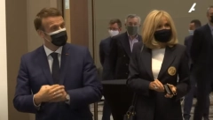 RAZLIKA IZMEĐU NJIH JE 25 GODINA Zaljubili su se kada mu je bila učiteljica u školi, a evo zbog čega je Brižit Makron zabrinuta!