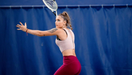 TENIS OVO NE PAMTI Đokovićeva obožavateljka u provokativnom dekolteu (FOTO)