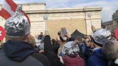 FAJZER TUŠ! DEMONSTRANTI NOSILI FOLIJE NA GLAVAMA - prskali ih iz helikoptera?! (FOTO/VIDEO)