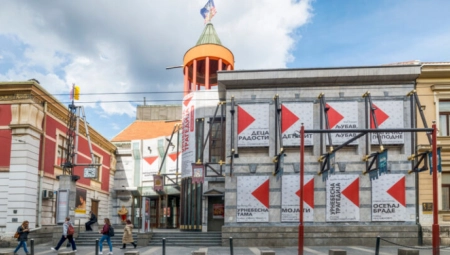 DVE NAIZGLED NEPOVEZANE I UDALJENE ZGRADE Šta je zajedničko jednom londonskom hotelu i beogradskom teatru