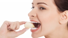 STAVITE U USTA ČEN BELOG LUKA: Ovo radite svako jutro pre pranja zuba, efekat je zapanjujući po vaš organizam