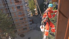 MODERNI SPAJDERMEN HARA ZGRADAMA PO ČITAVOJ EVROPI Milan visi na užetu i po 8 sati dnevno, odrađuje teške poslove i sve to radi sa osmehom na licu