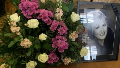 POČELA KOMEMORACIJA MERIMI NJEGOMIR! Ćerka Ljubica skrhana bolom zbog smrti majke, Snežana Đurišić i Bekuta ne mogu da sakriju suze i tugu! (VIDEO)