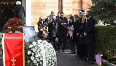 IPAK SE POJAVILA Sestra Merime Njegomir smogla snagu i došla na sahranu, a ovaj tužan detalj su svi primetili! (FOTO)