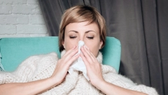 KAKO DA OTPUŠITE NOS NA POTPUNO PRIRODAN NAČIN Pored obloga i inhaliranja, položaj u kom spavate je veoma bitan