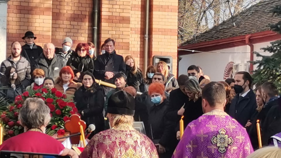ĆERKI MERIME NJEGOMIR POZLILO NA SAHRANI Prisutni pritrčali da joj pomognu!