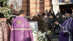 ČETIRI SVEŠTENIKA NA SAHRANI MERIME NJEGOMIR Počelo opelo, porodica i prijatelji grcali u suzama!