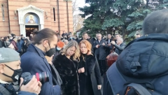 KRENULA TUŽNA POVORKA! Porodica, prijatelji i saradnici sa cvećem u rukama i slomljeni od bola, ćerke jedva stoje na nogama! (FOTO)