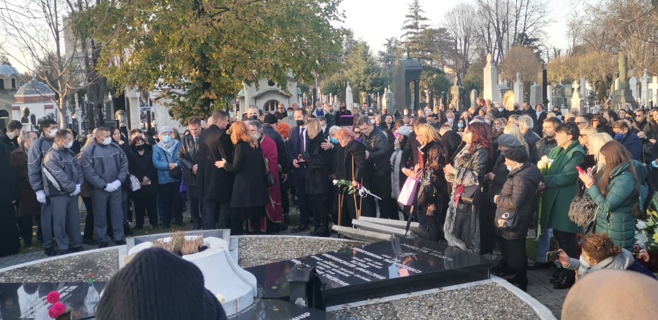 TAJNA PORUKE KOJA SE NAŠLA NA VENCU Unuci su Merimu Njegomir sa razlogom ispratili baš ovim rečima!