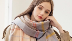 SOFISTICIRANI MODNI KOMAD ZA SVAKU ZIMU Šalovi i marame učiniće i najobičniju odevnu kombinaciju atraktivnom, dajući joj topao i šik imidž
