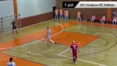HIT SCENA IZ REGIONA! Komentatoru nije bilo jasno koga su devojke došle da gledaju: Jedan se oženio, drugi voli žene... (VIDEO)