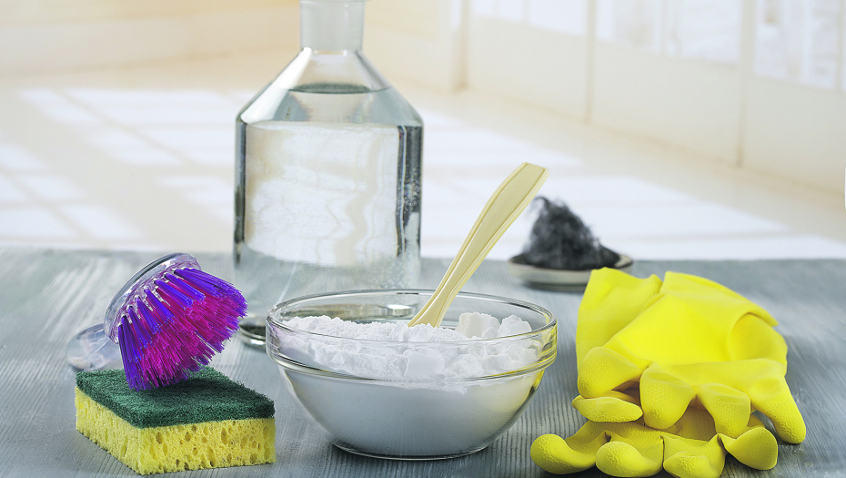 ZOVU GA ČAROBNI RASTVOR Pomešajte 3 jeftina sastojka i za par minuta očistite tepih i dušek od fleka i prašine