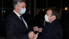 NE MOŽEŠ DA SEDIŠ SA NAMA Plenković dočekao Makrona, a Milanović nije dobio pozivnicu!