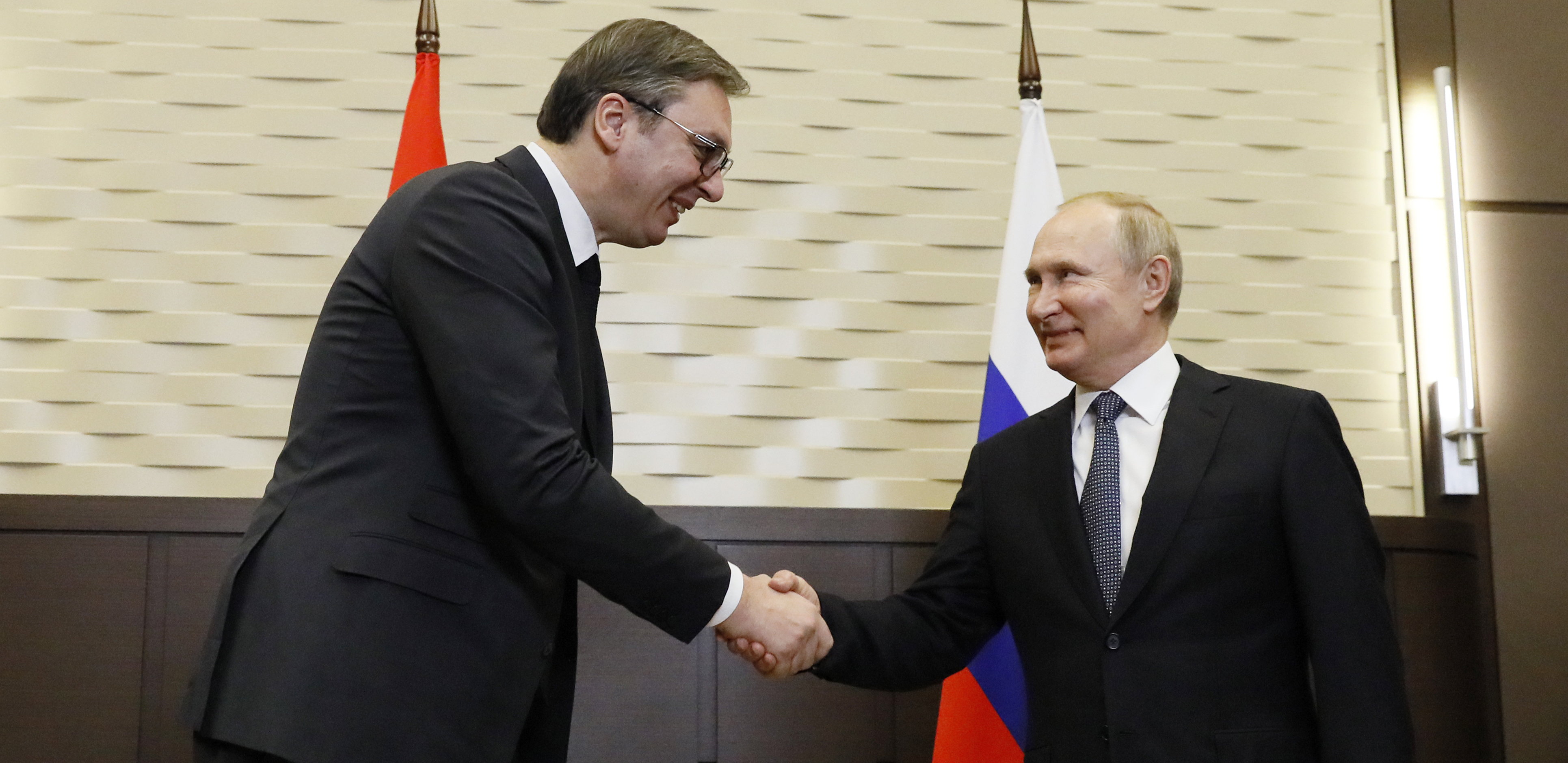 Evo šta je Vučić uradio posle rukovanja sa Putinom