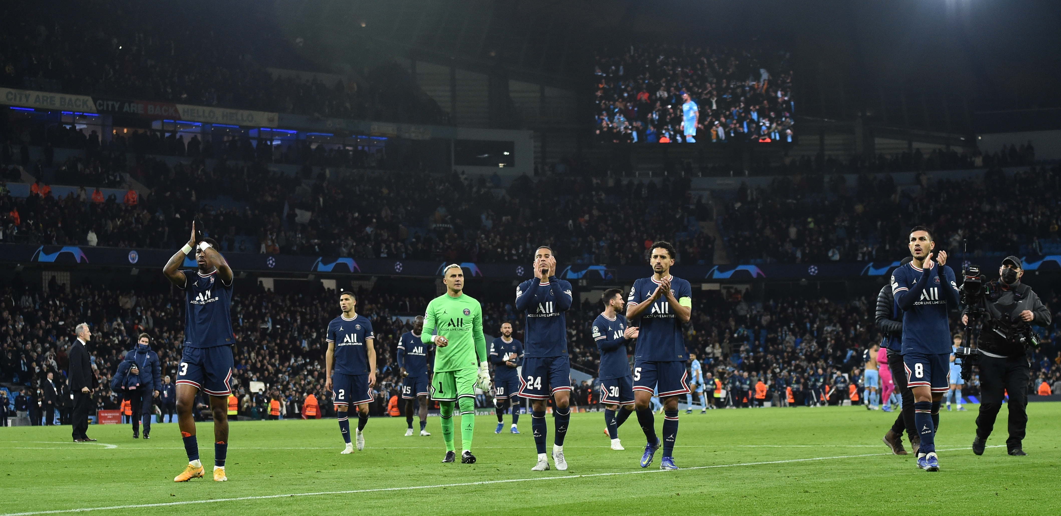 MA, KAKVI MESI, NEJMAR I MBAPE! Ovaj mališan ima svog heroja - slika koja je obišla svet! (FOTO)