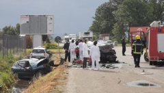 STRAVIČAN SUDAR NA IBARSKOJ MAGISTRALI Vatrogasci izvlačili nesrećne ljude