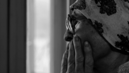 BAKA RADMILA(90) SAHRANILA MUŽA, ĆERKU I UNUKU Već 15 godina stoji na prozoru u nadi da će bar njega ugledati!