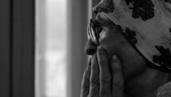 BAKA RADMILA(90) SAHRANILA MUŽA, ĆERKU I UNUKU Već 15 godina stoji na prozoru u nadi da će bar njega ugledati!