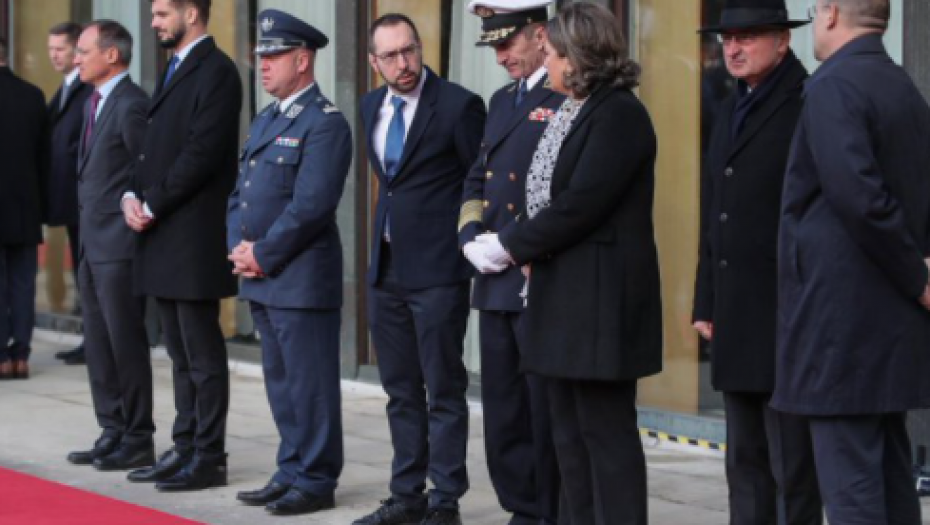 SKANDAL U ZAGREBU Idol srpske "zelene opozicije" dočekao Makrona u patikama! (FOTO)