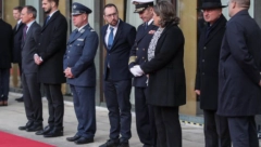 SKANDAL U ZAGREBU Idol srpske "zelene opozicije" dočekao Makrona u patikama! (FOTO)