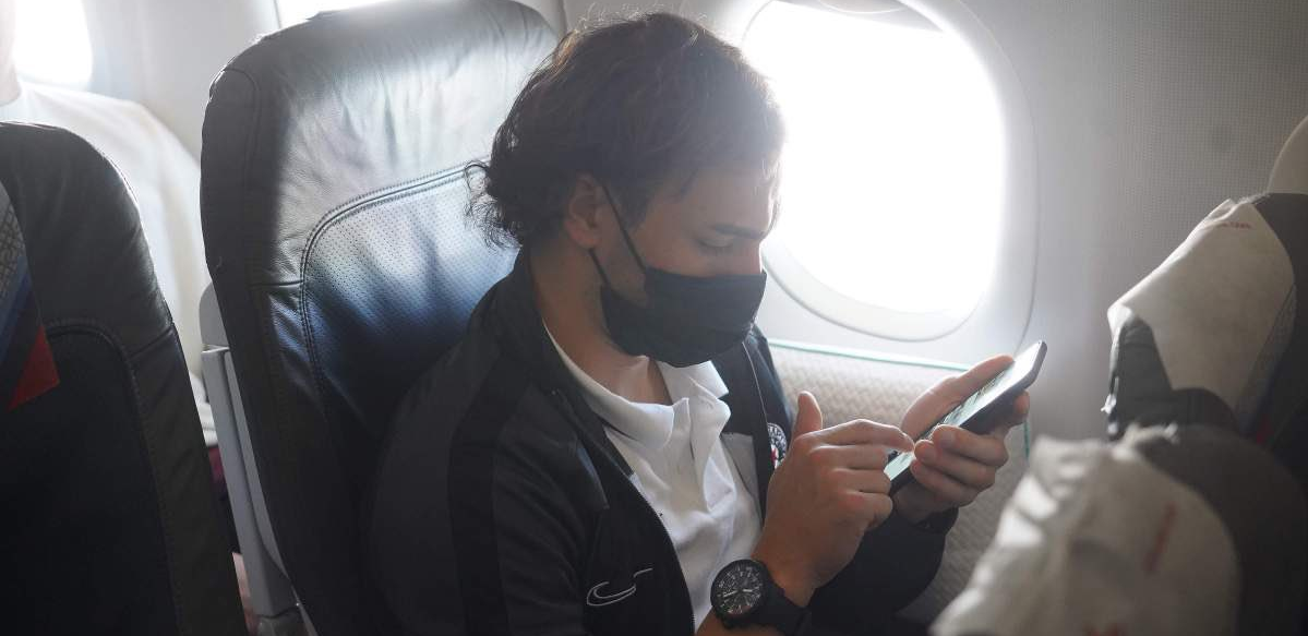 PUTUJE ZA BEOGRAD! Lazar Marković je sa ekipom u avionu!