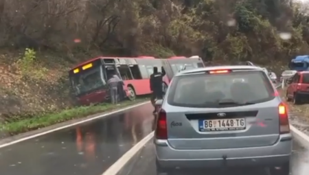 SNIMAK NESREĆE KOD UMKE 10 povređenih u teškom sudaru autobusa i kamiona