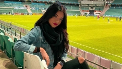 HAJDE DA PRAVIMO DECU! Lepa Estonka se našla okružena Srbima, a onda je krenula pesma! (VIDEO)