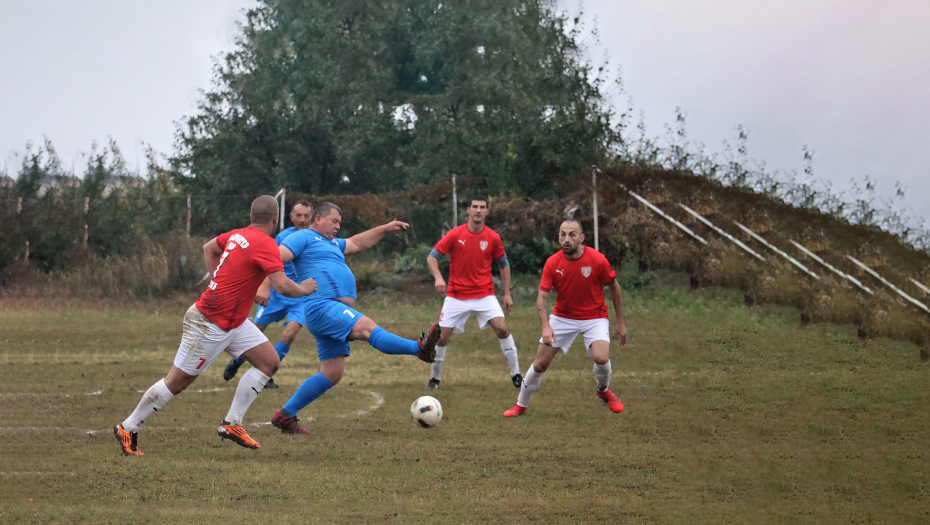 ŠUMADIJSKI MANČESTER Alo! na fudbalskom derbiju pozavađenih Proletera: JEDNO SELO, DVA KLUBA - NIJEDAN TEREN!