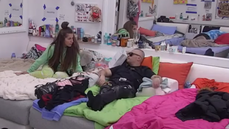 NISAM TRČALA NI ZA OVIM ISTETOVIRANIM, PA NEĆU NI ZA NJIM Dalila ne prestaje da priča o Dejanu i njegov oproštaj potajno priželjkuje!
