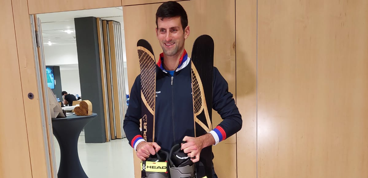 IZNENAĐENJE Novak posle konferencije ostao zatečen, nije mogao da veruje šta su mu doneli (FOTO, VIDEO)