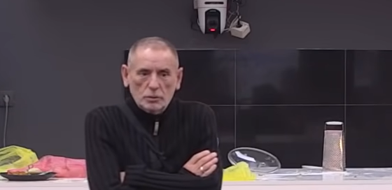 ISPLIVAO SKANDALOZNI SNIMAK! Lepi Mića uhvaćen dok ovo radi četiri decenije mlađoj zadrugarki, usijale se društvene mreže! (VIDEO)