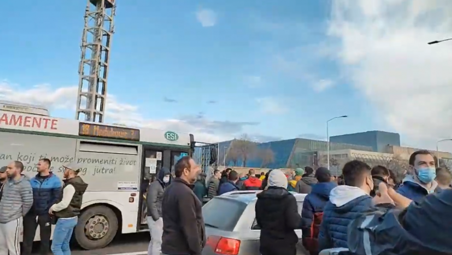 VUČIĆ POSTAVIO KLJUČNO PITANJE Odakle bilo kome pravo da blokira auto-put?