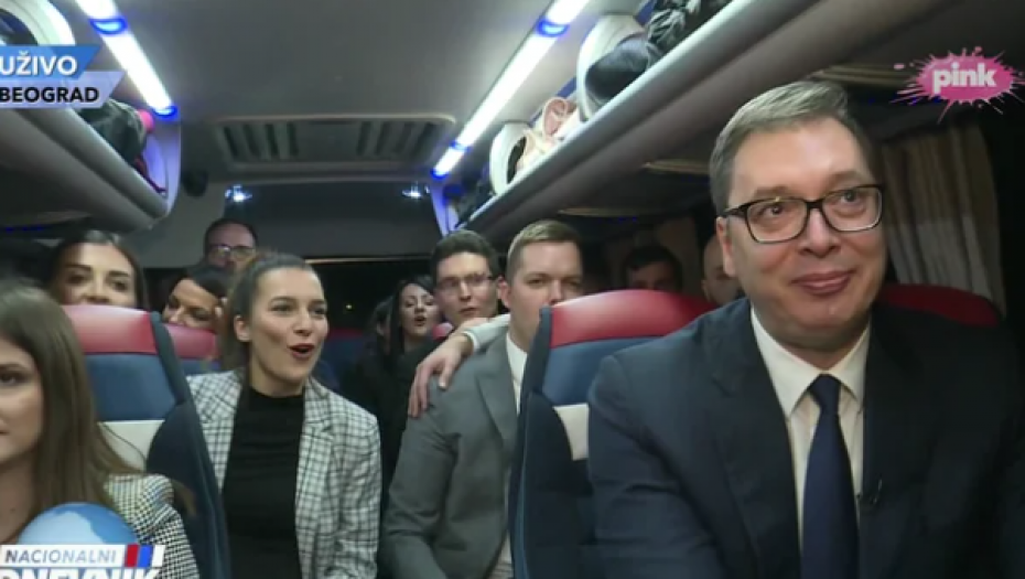 "IMAMO RAZLOGA DA BUDEMO VESELI" Predsednik Vučić u autobusu sa omladinom SNS: Pristojna Srbija pobeđuje