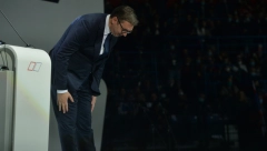 GEST PREDSEDNIKA VUČIĆA VREDAN POŠTOVANJA U trenutku dok je držao govor, malo se pomerio od govornice, a onda zadivio sve svojim potezom