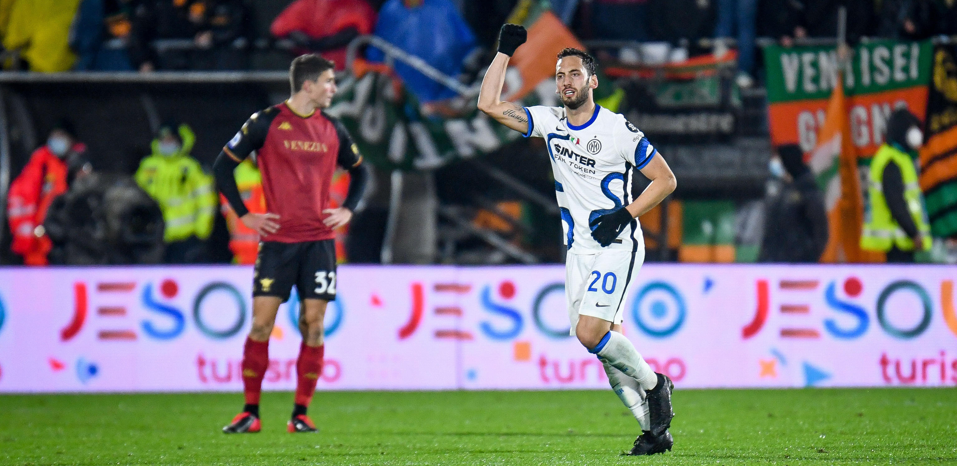 MILANEZI NE DAJU TITULU Penal u nadoknadi za tri boda (VIDEO)