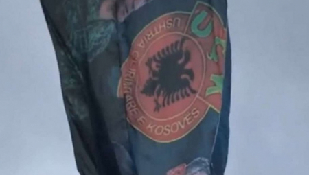 SKANDAL U PRIŠTINI Kurti slavi albanski praznik! Postavio zastavu OVK sa likovima Tačija i Veseljija