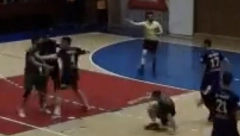 TUČA KAKVA SE NE PAMTI Srpski rukomet ovo još nije video, lakat u glavu, a onda nokaut iz kontre, onda su se uključili i navijači... (VIDEO)