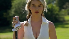 SE*SI LUSI PROVOCIRA GDE GOD SE POJAVI! Izazovna golferka pronašla idealan način za zaradu - pokazivanje atributa! (FOTO)