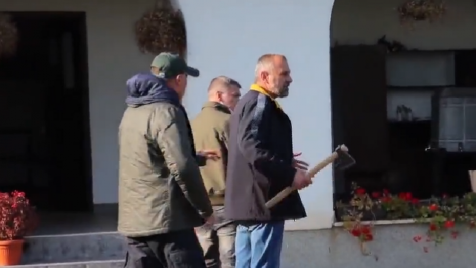 SEKIROM U JURIŠ NA FOTELJE Ćuta, Zelenović i Veselinović promoteri nasilja! (VIDEO)