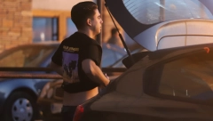 HIT PAPARACO Bivši zadrugar se svlačio i presvlačio napolju, sevnula mu bu*a na parkingu!