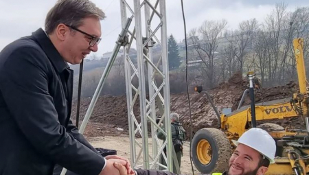 SRBIJU DA ZAUSTAVITE NE MOŽETE! Vučić posetio radove na auto-putu Preljina-Pakovraće, pa posleo jasnu poruku! (FOTO)