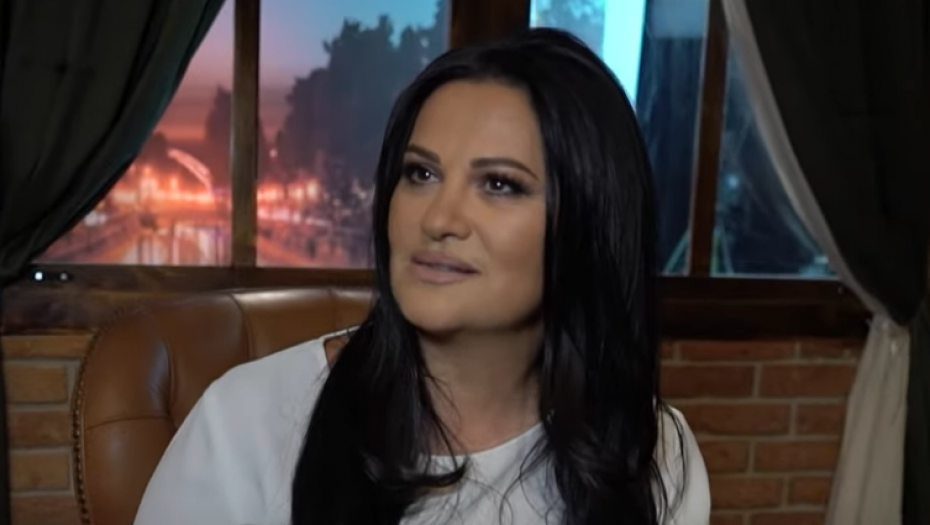 PEVAČICA POKRENULA BIZNIS SA RESTORANOM, PA SVE PUKLO Jana Todorović razočarana u propali posao, rešila da ostane u muzičkim vodama