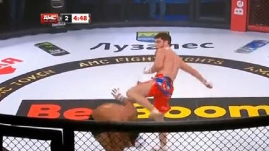 USPAVANKA! Rus neverovatnim udarcem nokautirao protivnika! (VIDEO)