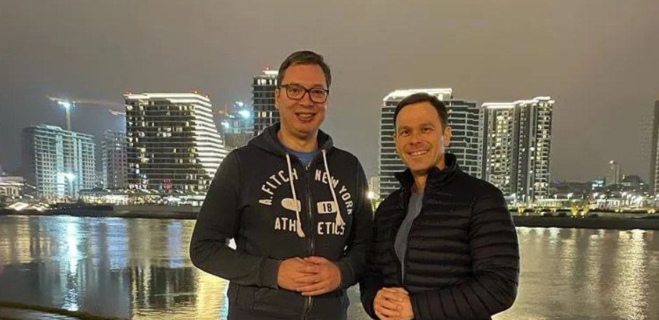 VUČIĆ I MALI U NESVAKIDAŠNJEM IZDANJU Prošetali Beogradom na vodi i poručili: Ako nam blokiraju puteve, pravo na šetnju nam nisu ukinuli