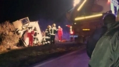 DETALJI TEŠKE NESREĆE KOD PERLEZA Vatrogasci sekli vozilo da dođu do ljudi, vozač kombija u kritičnom stanju